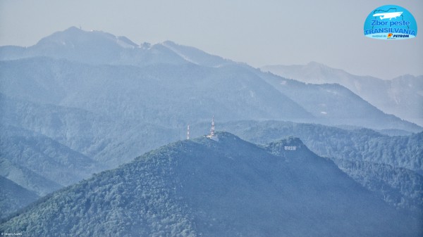 Muntele Tâmpa, Masivul Postăvaru (stânga sus), Munții Piatra Craiului (dreapta sus) Cele mai bune peisaje din 2011