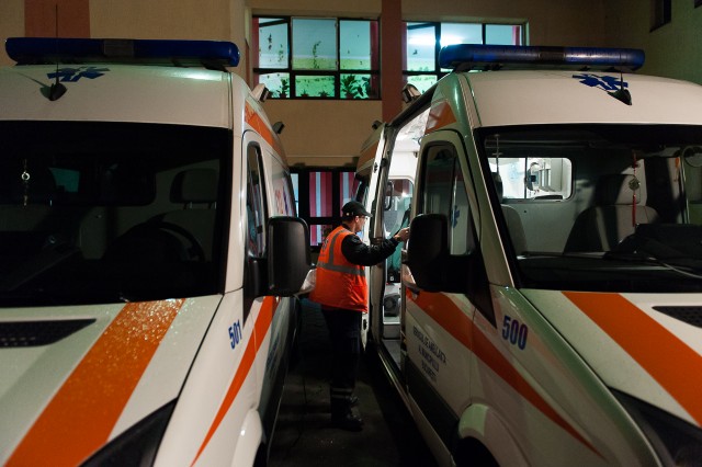 Dr. George Carniciu verificând ambulanța - Fotoreportaj: 15 ore pe ambulanță