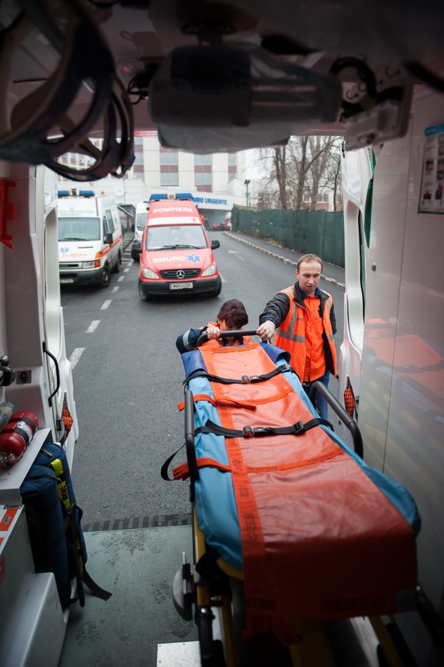 Drumul spre Spitalul Municipal - - Fotoreportaj: 15 ore pe ambulanță