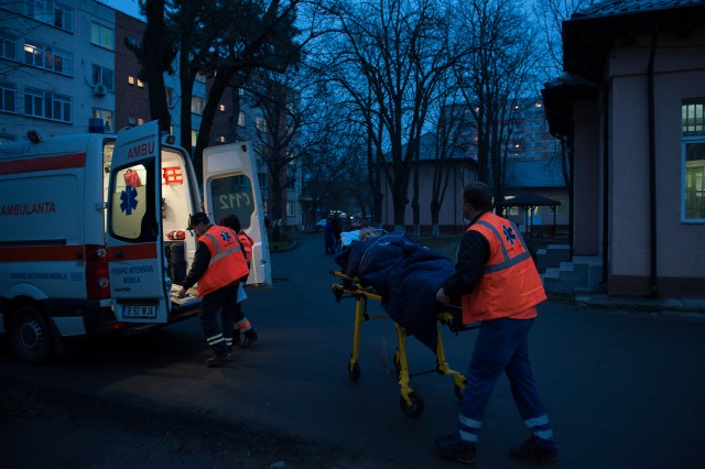 Sosirea la Spitalul Neurologic din Craiova - Fotoreportaj: 15 ore pe ambulanță