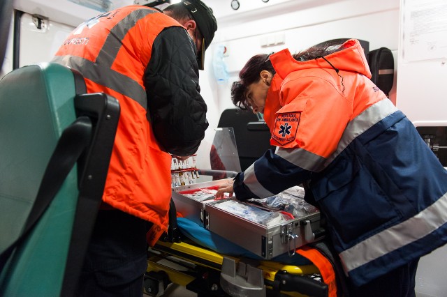 Dr. Carniciu și Asist. Jianu Tomița în verificarea ambulanței - Fotoreportaj: 15 ore pe ambulanță