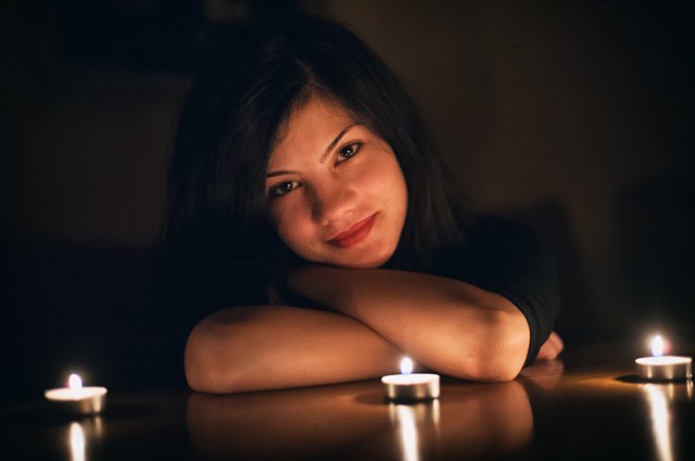 Portret la lumina lumânărilor Portret la lumina lumânărilor