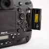 Nikon D4 - Sloturile pt. carduri XQD și CF
